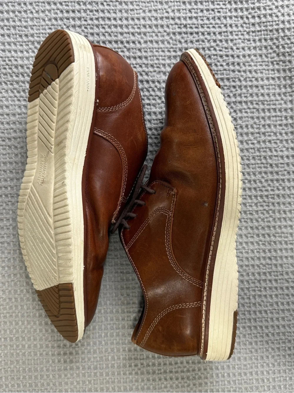 Men's Tan Leather Derby Shoe with Contrasting Sole